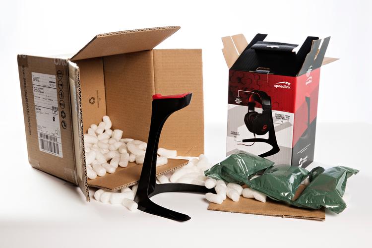 Der er både flamingoskum, en stor papkasse og en oppustet plastikpose rundt om varen fra Bilka: En holder, som gamere kan hænge deres headset på. Selve holderen er allerede pakket i et lag plast og pap fra producenten. Foto: Jacob Ehrbahn/POLFOTO