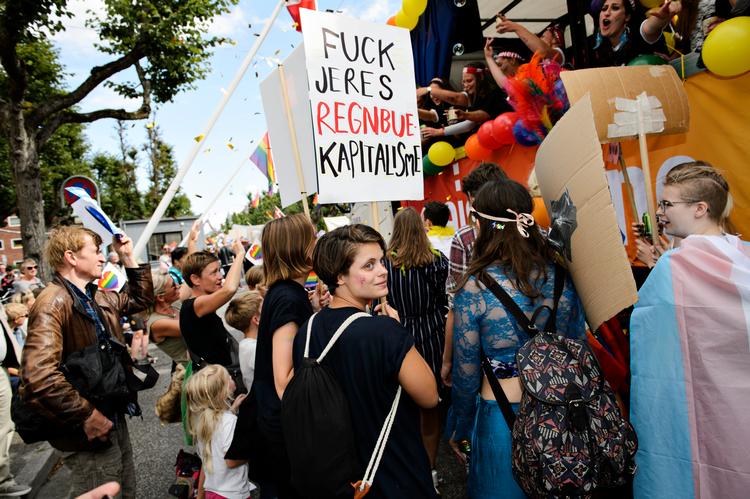 Billedet er fra den officielle fest i 2017, men budskabet findes også hos Nørrebro Pride, der for andet år giver alternative bud på fejringer.  Foto: Philip Davali/POLFOTO