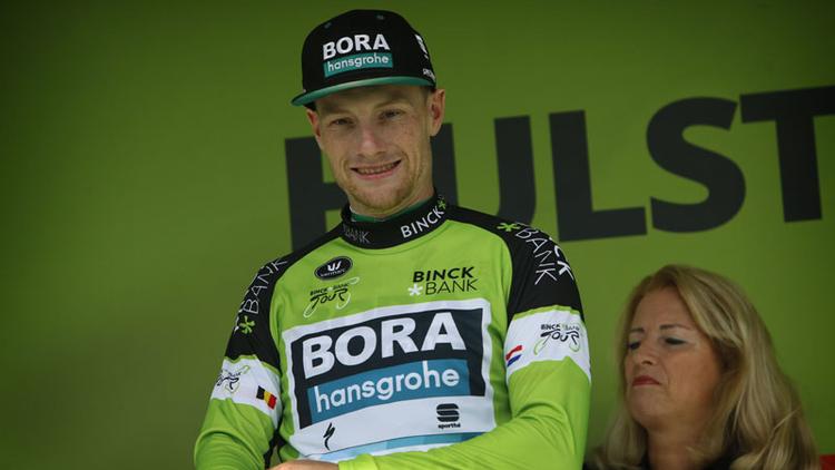 Sam Bennett synes at være yderst tilfreds med at bære den grønne førertrøje i BinckBank Tour. 