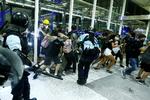 Politi forsøgte at stoppe aktion i Hongkongs lufthavn med tåregas i lufthavnen i Hong Kong. 13. august 2019  Foto: Thomas Peter/Ritzau Scanpix