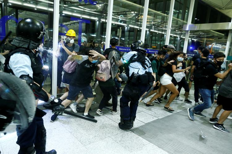 Politi forsøgte at stoppe aktion i Hongkongs lufthavn med tåregas i lufthavnen i Hong Kong. 13. august 2019  Foto: Thomas Peter/Ritzau Scanpix