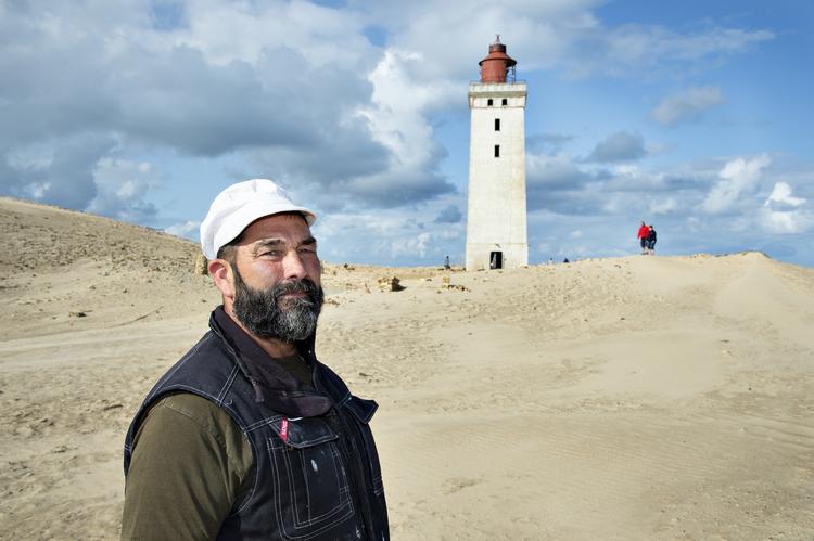 Murer Kjeld Pedersen står i spidsen for en noget ekstraordinær flytning - nemlig den af Rubjerg Knude Fyr, tirsdag. Fyret er i fare for at styrte i havet, derfor skal det flyttes 80 meter væk fra havet. Foto: Henning Bagger/Ritzau Scanpix