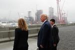 Den amerikanske præsident, Donald Trump, beser Shell Pennsylvania Petrochemicals Complex i Pennsylvania. Trump-administrationen er nu blevet sagsøgt af en koalition af 21 amerikanske delstater og syv storbyer for at slække på kravene til kulkraftværker. Foto: Jonathan Ernst/Ritzau Scanpix