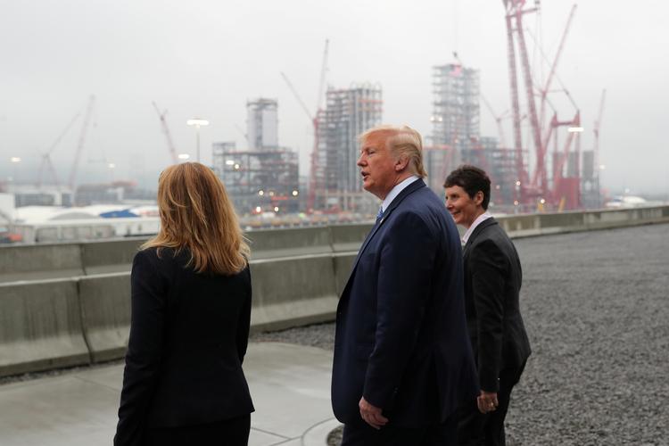 Den amerikanske præsident, Donald Trump, beser Shell Pennsylvania Petrochemicals Complex i Pennsylvania. Trump-administrationen er nu blevet sagsøgt af en koalition af 21 amerikanske delstater og syv storbyer for at slække på kravene til kulkraftværker. Foto: Jonathan Ernst/Ritzau Scanpix