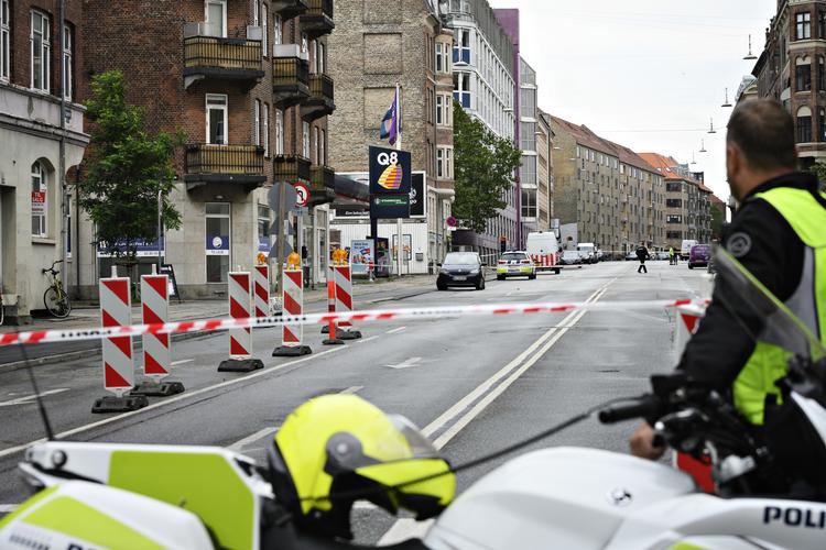 Politiet afspærrede Tagensvej efter eksplosion ved nærpolitistationen på Hermodsgade på Nørrebro i København lørdag. Foto: Philip Davali/Ritzau Scanpix
