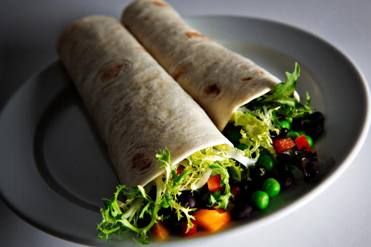 
Tortilla med forskelligt fyld kan samle en flok madindividualister om samme måltid.
   Foto: Martin Lehmann/POLFOTO