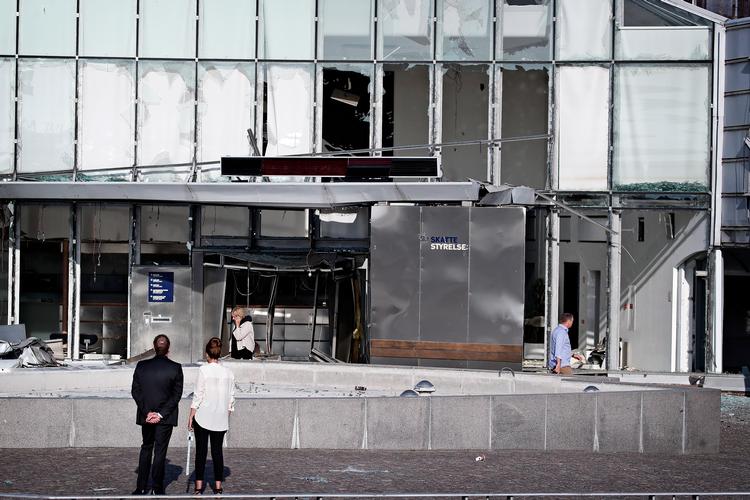 
    Eksplosion foran Skattestyrelsen i Østbanegade, Østerbro. Skatteminister Morten Bødskov (S) og Merete Agergaard, direktør i Skat, kigger nærmere på skaderne dagen efter.
   Foto: Jens Dresling/POLFOTO