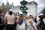 Når studentereksamen er i hus, vælger flere end nogensinde målt at tage et eller to års pause, inden de fortsætter med en uddannelse. Her fejrer 2019-studenter huen ved at danse om og bade i Storkespringvandet på Strøget i København.
   Foto: Jens Dresling/POLFOTO