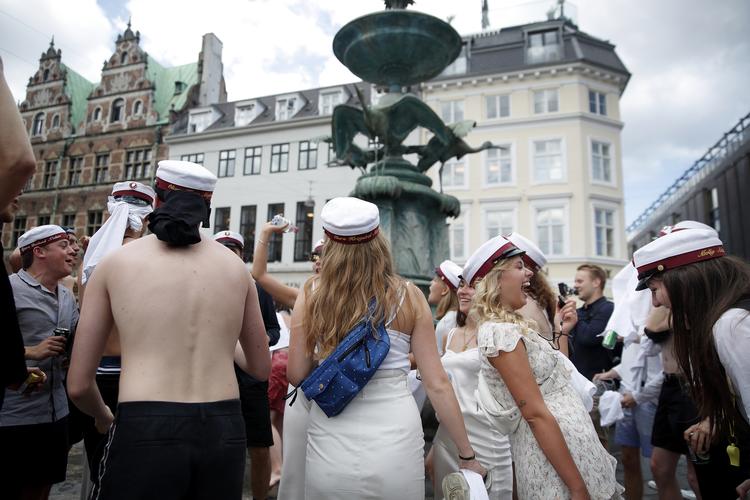 Når studentereksamen er i hus, vælger flere end nogensinde målt at tage et eller to års pause, inden de fortsætter med en uddannelse. Her fejrer 2019-studenter huen ved at danse om og bade i Storkespringvandet på Strøget i København.
   Foto: Jens Dresling/POLFOTO