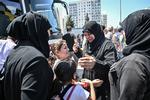 Syriske flygtninge i Istanbul på vej ombord på busser , der vil bringe dem hjem til Syrien.  Tyrkiet siger, det sker frivilligt. Menneskerets-organisation kritiserer Tyrkiet for tvungen deportation.
   Foto: Ozan Kose/Ritzau Scanpix