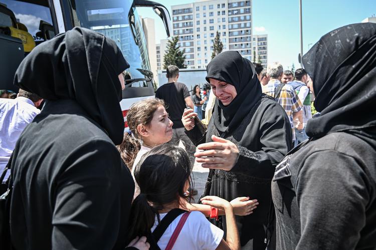 Syriske flygtninge i Istanbul på vej ombord på busser , der vil bringe dem hjem til Syrien.  Tyrkiet siger, det sker frivilligt. Menneskerets-organisation kritiserer Tyrkiet for tvungen deportation.
   Foto: Ozan Kose/Ritzau Scanpix