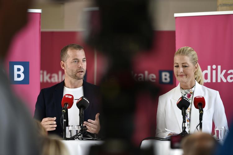 Morten Østergaard og Sofie Carsten Nielsen (R) holdt pressemøde under sommergruppemødet på DI Konferencecenter i Nyborg. Foto: Mads Claus Rasmussen/Ritzau Scanpix