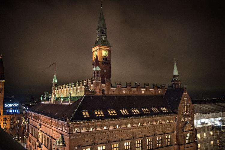 Kantinen på Københavns Rådhus har det sidste års tid være åbent for offentligheden, forpagtet af Meyers, når den ikke har været brugt som kantine. Kunder har der bare ikke været så mange af, og derfor lukker stedet nu for byens borgere.  Foto: Gregers Tycho/POLFOTO