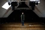 Magnus Møller, booker i ungdomshuet URT, på den lille scene, hvor de fleste bands fra Thy har deres debut.  Foto: Emma Sejersen/POLFOTO