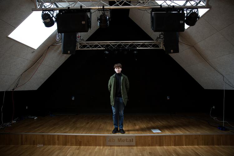 Magnus Møller, booker i ungdomshuet URT, på den lille scene, hvor de fleste bands fra Thy har deres debut.  Foto: Emma Sejersen/POLFOTO