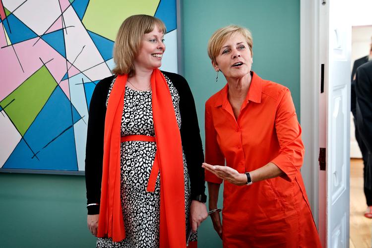 Søren Schultz Jørgensen vurderer, at kulturminister Joy Mogensen (S) bør søge et bredt flertal i arbejdet med landets fremtidige mediepolitik. På billedet får hun overdraget Kulturministeriet af Mette Bock (LA).   Foto: Jens Dresling/POLFOTO