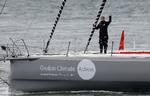 Greta Thunberg vinker farvel, da hun indleder sin sejlads over Atlanten fra Plymouth i Storbritannien tidligere i dag.  Foto: Henry Nicholls/Ritzau Scanpix