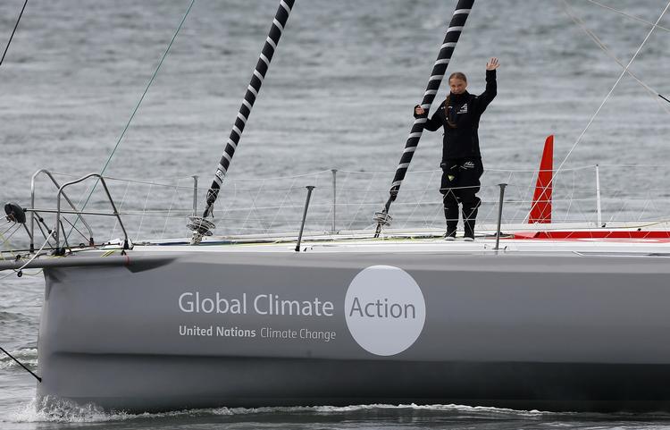 Greta Thunberg vinker farvel, da hun indleder sin sejlads over Atlanten fra Plymouth i Storbritannien tidligere i dag.  Foto: Henry Nicholls/Ritzau Scanpix