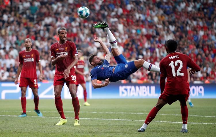 En af kampens mange ekstraordinære detaljer var denne afslutning af Oliver Giroud.
   Foto: John Sibley/Ritzau Scanpix