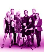 Jennie Garth (Kelly), Ian Ziering (Steve), Tori Spelling (Donna), Jason Priestley (Brandon), Shannen Doherty (Brenda), Brian Austin Green (David) og Gabrielle Carteris (Andrea) er tilbage med en meta-meta-version af hitserien 'Beverly Hills 90210'. Foto: Pr-foto