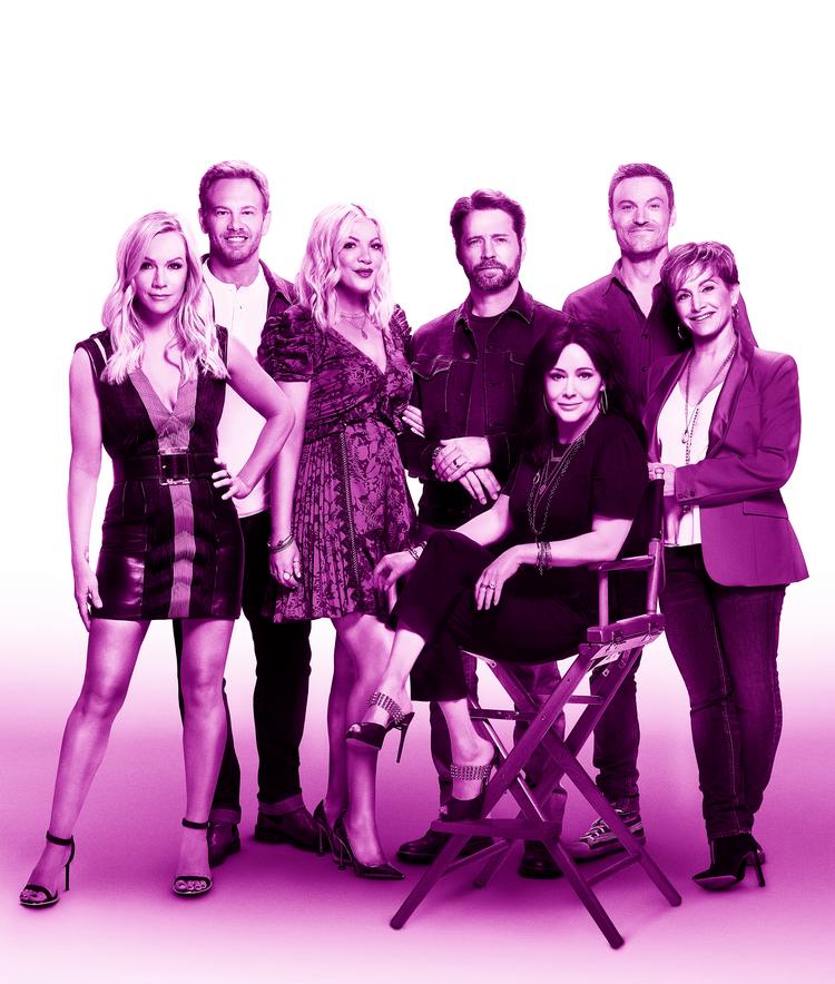Jennie Garth (Kelly), Ian Ziering (Steve), Tori Spelling (Donna), Jason Priestley (Brandon), Shannen Doherty (Brenda), Brian Austin Green (David) og Gabrielle Carteris (Andrea) er tilbage med en meta-meta-version af hitserien 'Beverly Hills 90210'. Foto: Pr-foto