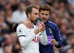 Hvis der er to, der står sammen på de engelske plæner, er det Tottenhams manager Pochettino og klubbens danske spilorganisator Christian Eriksen. Spørgsmålet er dog: Hvor længe endnu? Foto: Matthew Childs/Ritzau Scanpix