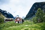 Små eller større hytter står klar til vandrende folk i Norge. Så slipper de for at have telt og tungt udstyr med. Her er det en selvbetjeningshytte i Stølsmaradalen. Foto: Eivind Haugstad Kleiven/DNT 