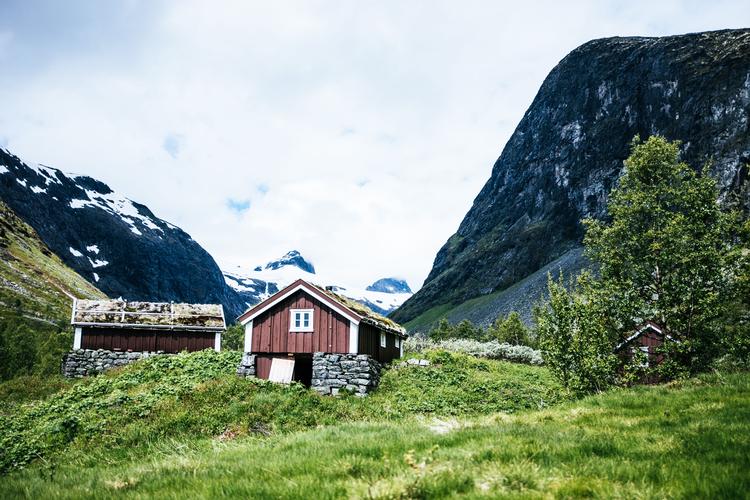 Små eller større hytter står klar til vandrende folk i Norge. Så slipper de for at have telt og tungt udstyr med. Her er det en selvbetjeningshytte i Stølsmaradalen. Foto: Eivind Haugstad Kleiven/DNT 