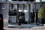 
Oprydning hos Skattestyrelsen dagen efter den eksplosion, der ramte bygningens facade. 
   Foto: Jens Dresling/POLFOTO