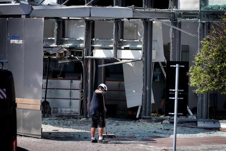 
Oprydning hos Skattestyrelsen dagen efter den eksplosion, der ramte bygningens facade. 
   Foto: Jens Dresling/POLFOTO