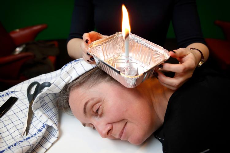 
    I dette tilfælde skulle et lys købt i den kinesiske netbutik Wish kunne rense ørerne for voks. Effekten var angiveligt meget begrænset. Foto: Jens Dresling/POLFOTO