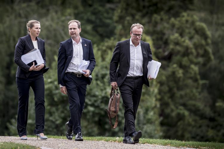Finansminister Nicolai Wammen, statsminister Mette Frederiksen og stabschef Martin Rossen før mødestart af regeringsseminar på Marienborg i Kongens Lyngby i dag. 
   Foto: Mads Claus Rasmussen/Ritzau Scanpix