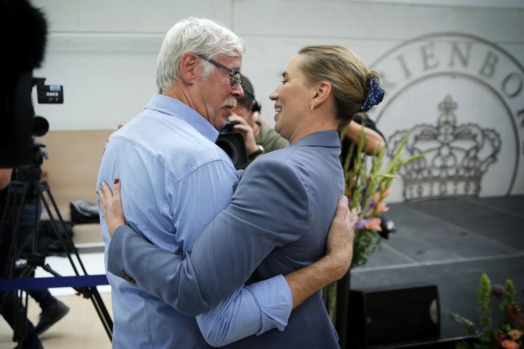 Statsminister Mette Frederiksen undskylder overfor Drengene fra Godhavn på et møde på Marienborg. Poul-Erik Rasmussen får en krammer. Foto: Jens Dresling/POLFOTO