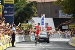 Mathias Norsgaard krydser stregen som sikker vinder af 1. etape i Tour de l'Avenir. Foto: Tour de l'Avenir. 