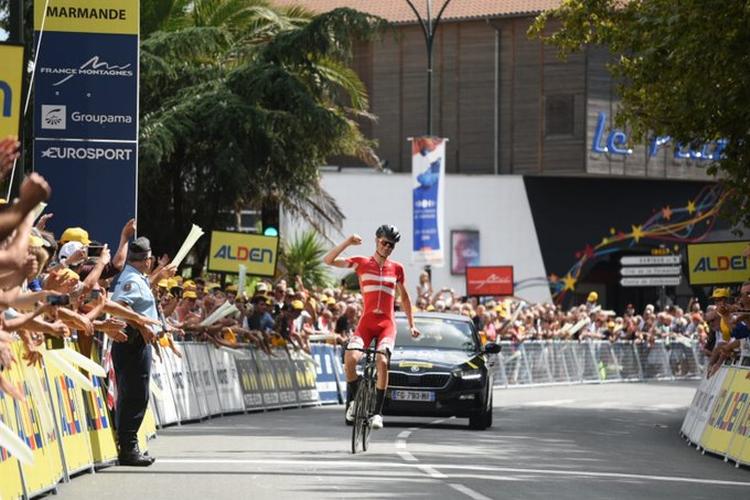 Mathias Norsgaard krydser stregen som sikker vinder af 1. etape i Tour de l'Avenir. Foto: Tour de l'Avenir. 