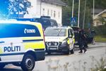 Norsk politi fotogaferet lørdag, hvor en 21-årig nordmand gik ind og affyrede skud i en moske, inden han blev overmandet. Forinden havde han skudt sin stedsøster.  Foto: Ntb Scanpix/Ritzau Scanpix