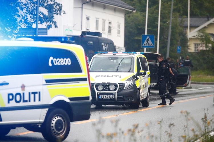 Norsk politi fotogaferet lørdag, hvor en 21-årig nordmand gik ind og affyrede skud i en moske, inden han blev overmandet. Forinden havde han skudt sin stedsøster.  Foto: Ntb Scanpix/Ritzau Scanpix