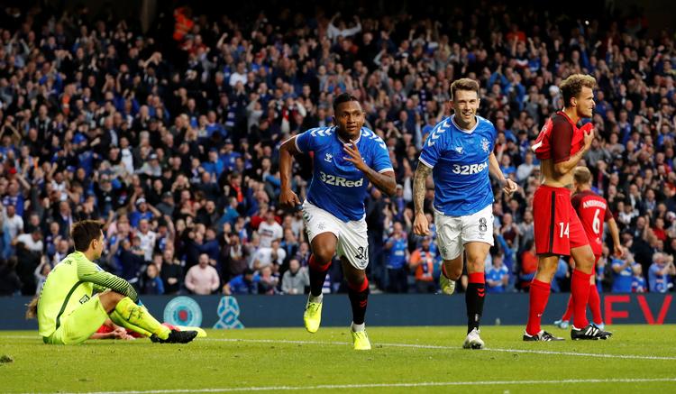 Jesper Hansen (tv.) var prisgivet, da Alfredo Morelos udnyttede en stor fejl af Rasmus Nikolajsen og scorede til 1-0.
   Foto: Russell Cheyne/Ritzau Scanpix