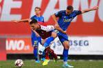 Joao Palhinha (tv.) scorede det første mål fra Braga, da han snuppede bolden fra Josip Radosevic (th.).
   Foto: Hugo Delgado/Ritzau Scanpix