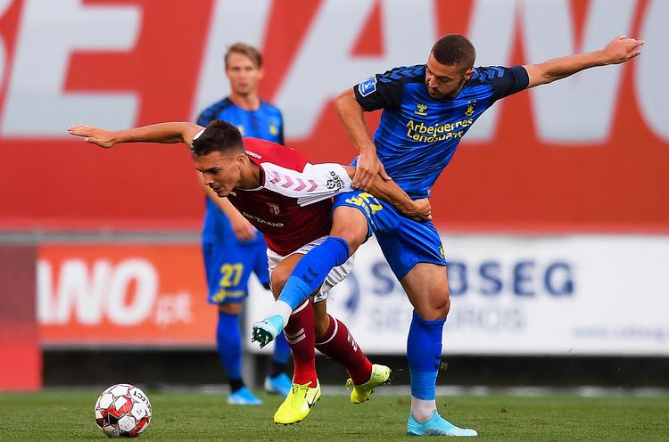 Joao Palhinha (tv.) scorede det første mål fra Braga, da han snuppede bolden fra Josip Radosevic (th.).
   Foto: Hugo Delgado/Ritzau Scanpix