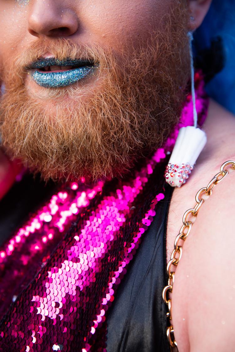 Kostumer og udklædning har ingen begrænsninger i dragkulturen. Det er draggen Brynhildr the ViQueen et pragteksemplar på med sine glitterbelagte læber og tamponøreringe med swarovski-krystaller.

   Foto: Andreas Merrald/POLFOTO