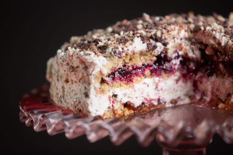 Bundene er meget porøse, og lagkagen er derfor ikke smuk, når den lægges sammen. »Det ordner sig dog med det tykke lag flødeskum, som dækker ujævnhederne«, skriver Inger Caspersen, hvis familie har bagt bundene siden 1911 . Det kan vi bekræfte.  Foto: Andreas Merrald/POLFOTO