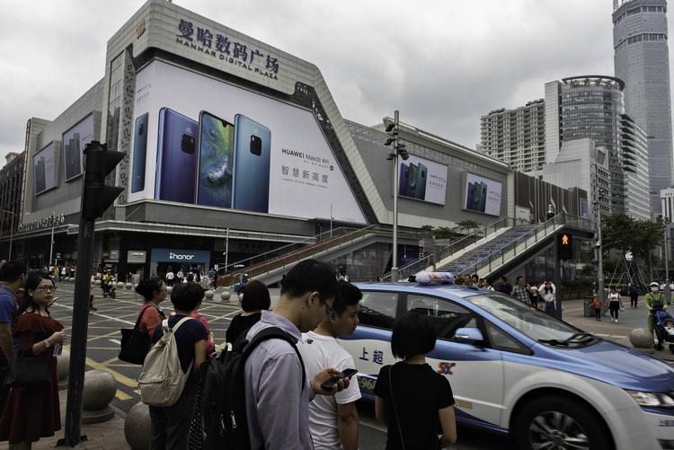 Middelklassen vokser eksplosivt i Asien. Her ses folk på en indkøbsgade i den kinesiske by Shenzhen, hvor mange af landets store techvirksomheder ligger. Foto: Claus Blok Thomsen