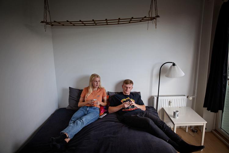 Katarina og hendes kæreste Jens bor nu deres egen lejlighed, men har begge været tur hjemme igen efter, at de i første omgang var flyttet hjemmefra. Det fortæller de om i den artikel, der ligger i bunden af denne artikel. 
   Foto: Martin Lehmann/POLFOTO