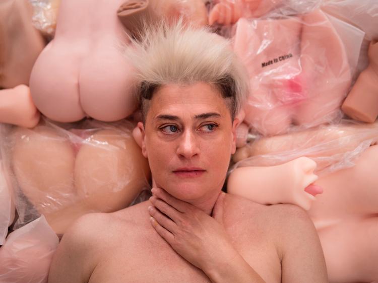 Peaches eller Merrill Beth Nisker, som hun hedder, har lavet store elektroniske dansehits som 'Fuck the Pain Away', 'Shake Yer Dix' og 'Dick in the Air'. Nu har hun så lavet en form for musical for sexlegetøj. Foto: © Peaches