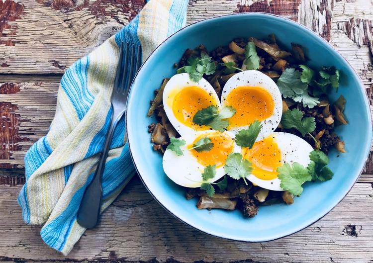 Ovenstående er et eksempel på morgenmaden til en diabetiker, der gerne vil spise lowcarb - uden kulhydrater fra brød, pasta, ris, kartofler og sukker. Fra Anette Sams og Jane Faerbers kursus, 'Ud af diabetes 2 online'. Foto: Jane Faerber