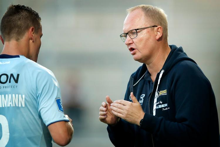 SønderjyskE-cheftræner Glen Riddersholm forklarer her forsvarsspiller Stefan Gartenmann, hvordan han vil have, holdet skal spille i Superligaen. 
   Foto: Jens Dresling/POLFOTO