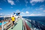 Krydstogtskibet ’Celebrity Edge’ med det orange ’flyvende tæppe’ på styrbord side har plads til knap 3.000 passagerer.  Foto: Pr