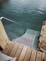 Nemt er det at hoppe i vandet. Aktivitetshuset har sørget for, at det også er nemt at komme op igen. Foto: PR