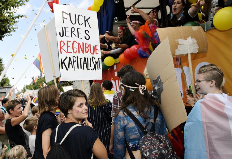 Deltagere ved Nørrebro Pride er blandt andet imod kommercialisering af den store Copenhagen Pride, hvor billedet her er taget fra i 2017. 
   Foto: Philip Davali/POLFOTO